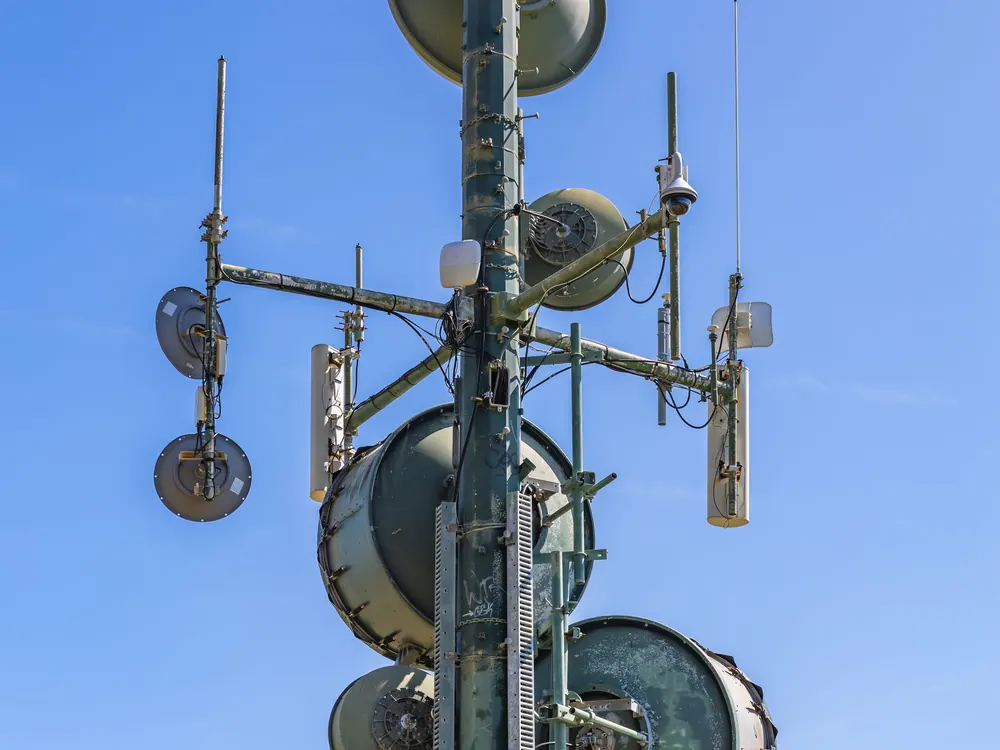Mast carrying broadband communication antennas